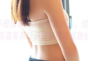 我说不相信棉袜也能如此迷人，但ROSI的高清写真让我快被制造成粉丝。