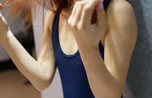 私拍再现ROSI：这专用泳装许多意想不到的小细节呀。
