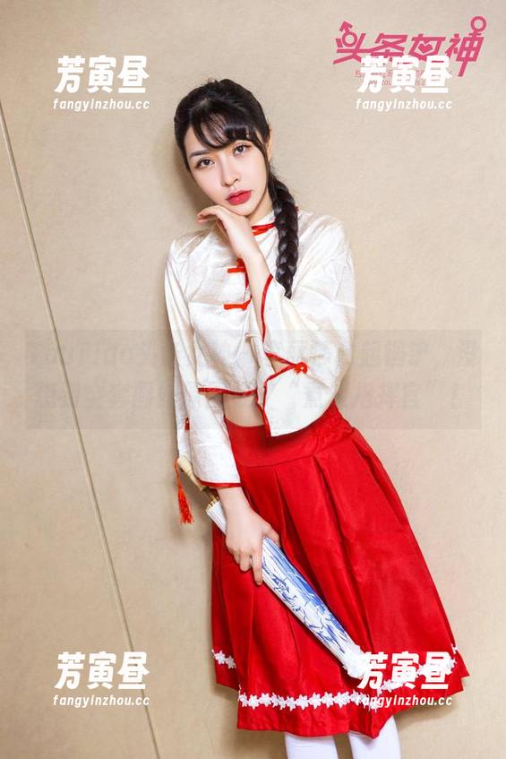 TouTiao头条女神-李丽莎 TouTiao头条女神 - 李丽莎拿起锅铲,没想到全套厨娘原图成了“煮饭指挥官”!