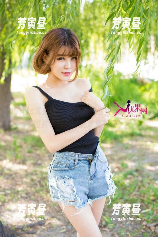 UGirls尤果网 - 何嘉颖的浴室翻滚大赛，图片下载后才能沐浴欢乐！