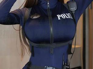 Xiuren秀人网 – 这组《校服》作品，Cris_卓娅祺的修图风格果然一如既往的…特殊。