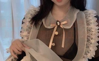依依超级懒的女仆馆长写真分享：我也想问，为啥她的围裙比我的工作服好看！