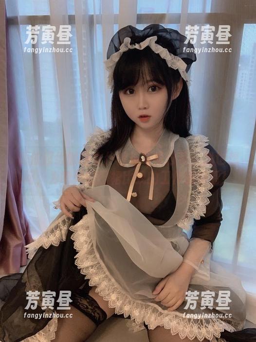 依依超级懒的女仆馆长写真分享：我也想问，为啥她的围裙比我的工作服好看！