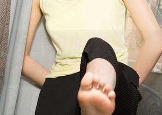 克拉女神 – 看完舒彤的粉色写真，突然有想为时光加点颜色的冲动。