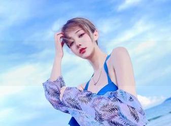 啾小妍Deer被校服包裹得严严实实，摆脱不了的青葱气息，恩爱就免了。