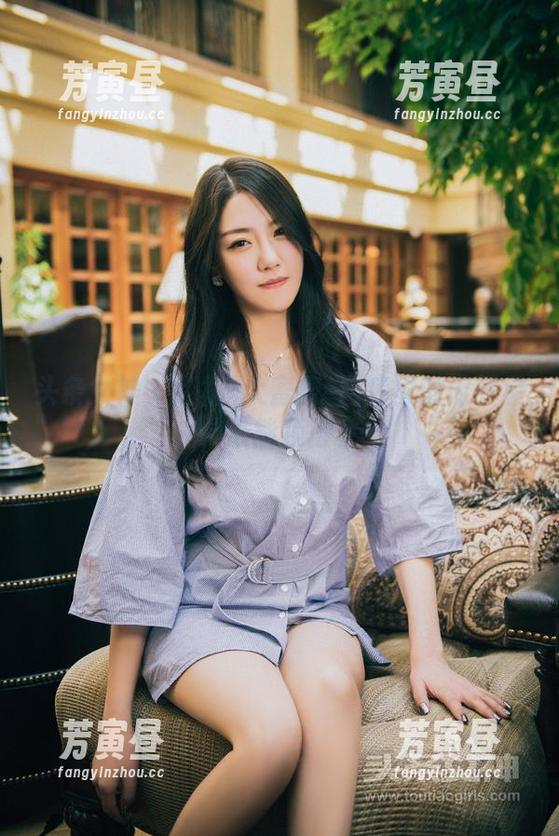 头条女神 - 红裙+大蜜蜜=图库里的闪耀星光，谁能顶得住？