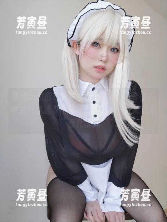 快递员的形象大颠覆，女主K的写真里，性感气息透着不同寻常，图包一开就想多看几眼。