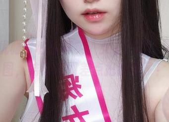 假装优雅，私拍真实：女主K的比基尼美图，结果泳圈差点把我淹了！