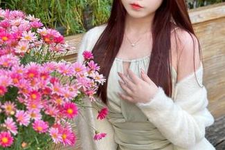 壁纸与写真同框，宝儿mysterial让空姐制服不再单调。