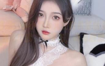写真图册：小小奶瓶儿在白色蕾丝里悄悄放飞自我，那姿态，真有意思