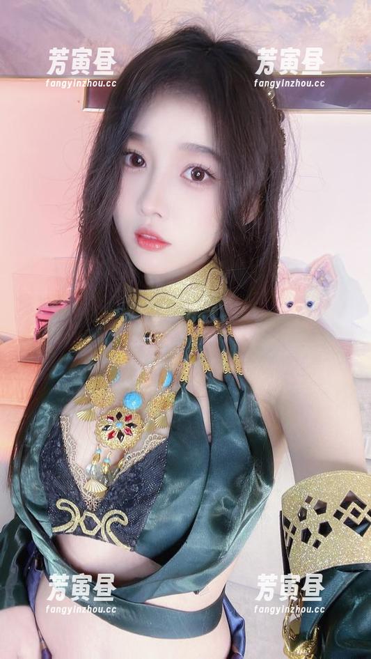 看！小小奶瓶儿的双马尾制服冲击力，原图别有一番滋味！