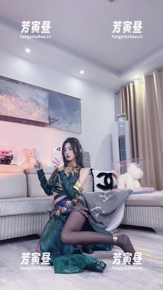 当少女遇上小小奶瓶儿，精选图片里的故事真够丰富的。