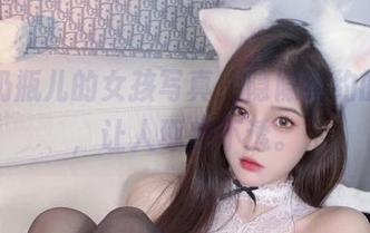 小小奶瓶儿的女孩写真，隐隐约约的福利，让人琢磨不透。