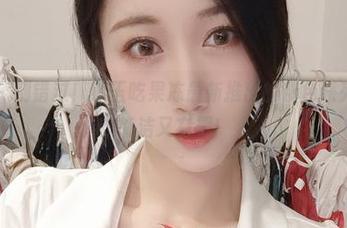 微密圈 – 别错过！小玉吃果冻最新推出的粉色系列图片，简洁又有趣！
