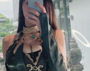 微密圈 – 小玉吃果冻在绿茵场上的写真，每一张照片都免费送，不愧是足球宝贝！