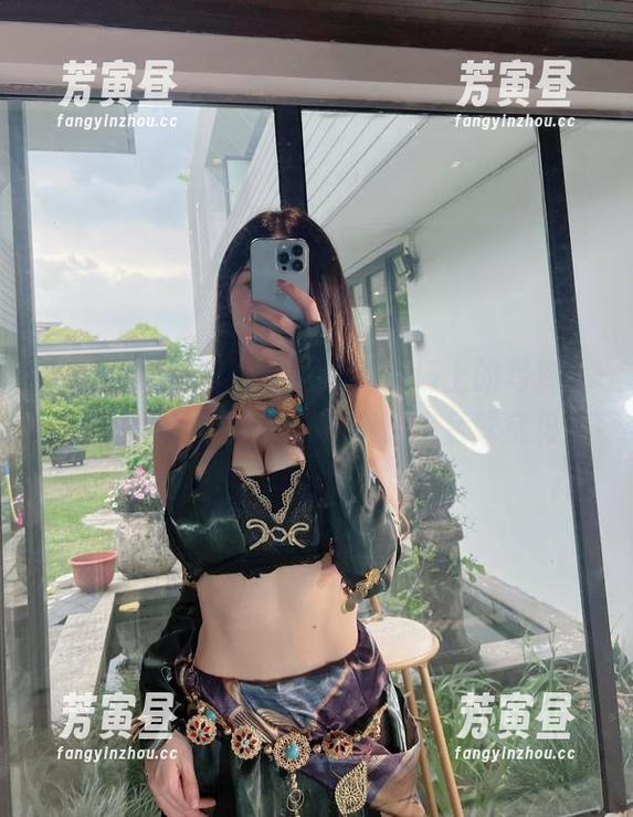 微密圈 - 小玉吃果冻在绿茵场上的写真，每一张照片都免费送，不愧是足球宝贝！