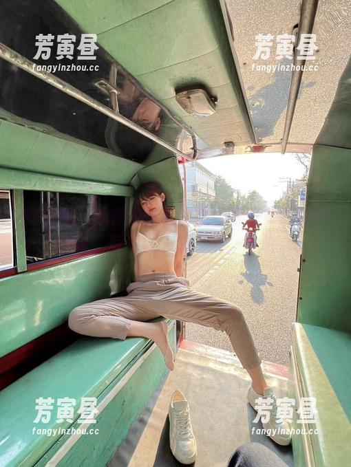微密圈 - 就是阿朱啊的镂空写真集？我只想说，有点让人分心啊，哈哈。