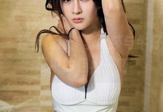 推女郎 – 独特视角：李丽莎与牛仔裤，壁纸中的轻松一刻