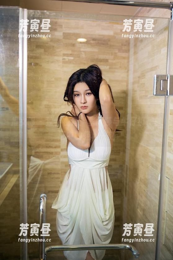 推女郎 - 独特视角：李丽莎与牛仔裤，壁纸中的轻松一刻