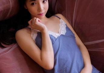 果团网 – 抱歉，我又看到了莫雅淇的裸足资源，这次可得藏好，哈哈。