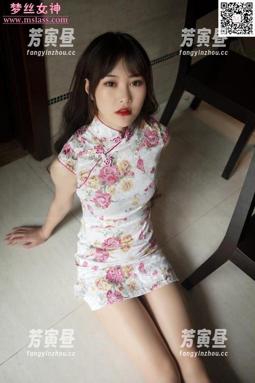 梦丝女神 - 刘诺写真，连衣裙的样式看起来真像她在玩变装秀，风也不敢随便吹！