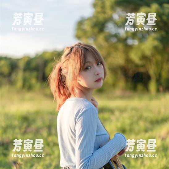 新作来了！梨瑾瑾在户外穿上黑长服，果然一不小心就成为焦点。