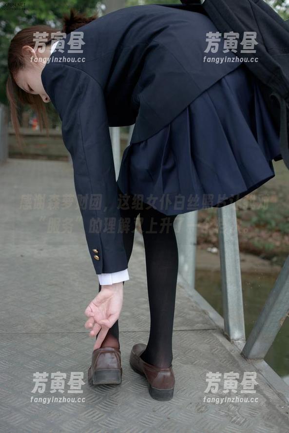 感谢森萝财团，这组女仆白丝照片让我对“服务”的理解又上升了一个档次。