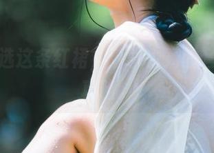 今晚就选这条红裙，清水由乃的套图先行攻略。
