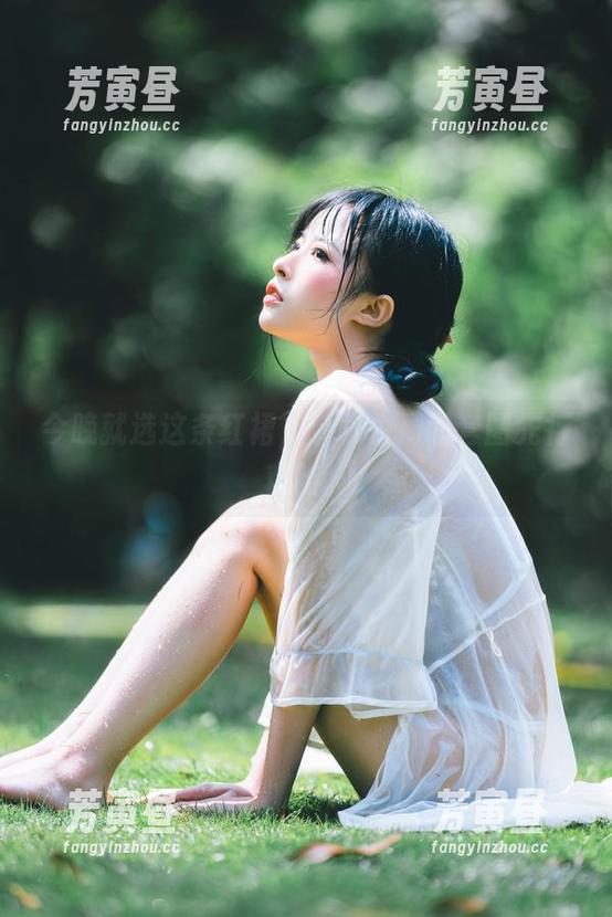 今晚就选这条红裙，清水由乃的套图先行攻略。
