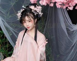 最新高跟鞋，爆机少女喵小吉开启“优雅与摔跤”cos之旅，掌声响起！