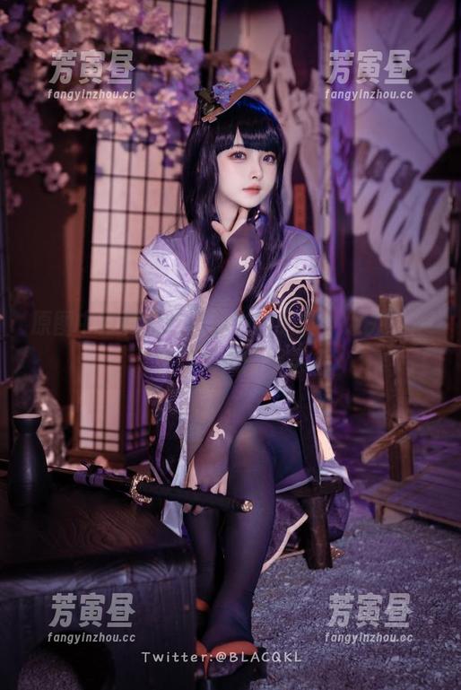 白莉爱吃巧克力 原图中白莉爱吃巧克力的细腻,像关小雨轻轻飘洒的温柔