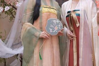 秀人网 – 豹纹图包，不穿衣服的坚决态度——Luvian的写真太过分！