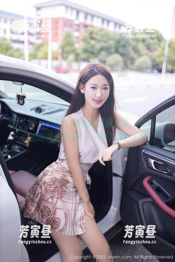 秀人网 - 白白Alina的制服合集，在线上见过的最好看的……可惜不在这里！