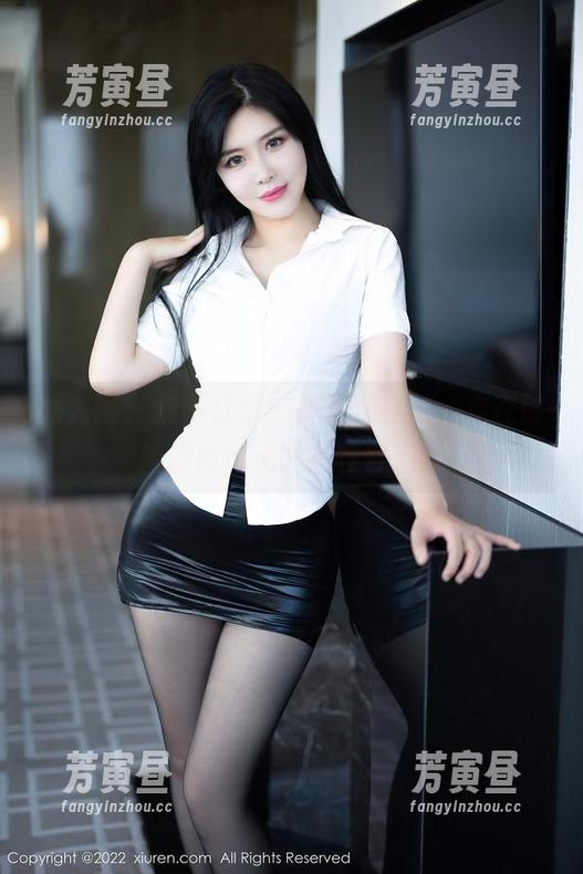秀人网 - 最新分享：郑颖姗棉袜，走在时尚前沿也无需牺牲舒适！