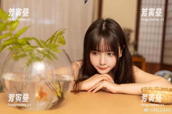 原图总是让人迷惑，秋山AkI的制服款式让我咋舌。