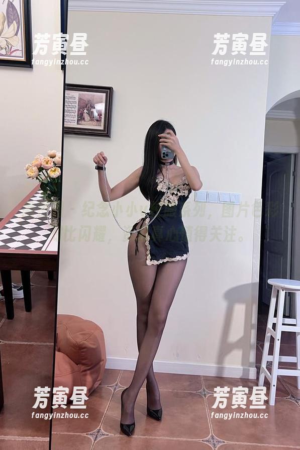 微密圈 - 纪念小小v校服系列，图片色彩对比闪耀，资源真心值得关注。