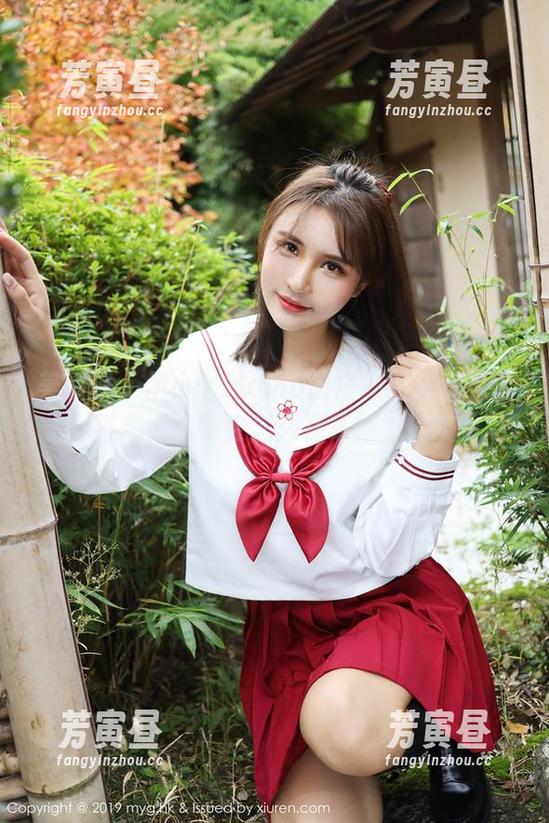 美媛馆 - 伊小七MoMo的户外图集资源：你甚至可以学会怎么在草地上摔跤！