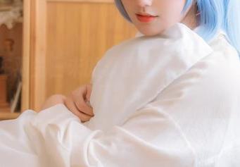 迷失在羽生三未的夏日写真里：一进门就想开冰箱。