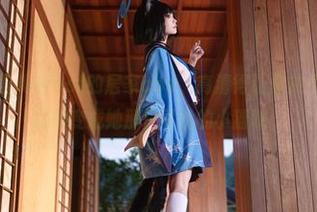 御宅女孩艾西Aiwest的居家cos，高清得让你放心馋妒，可能就想变成她那只可怜的小猫咪。