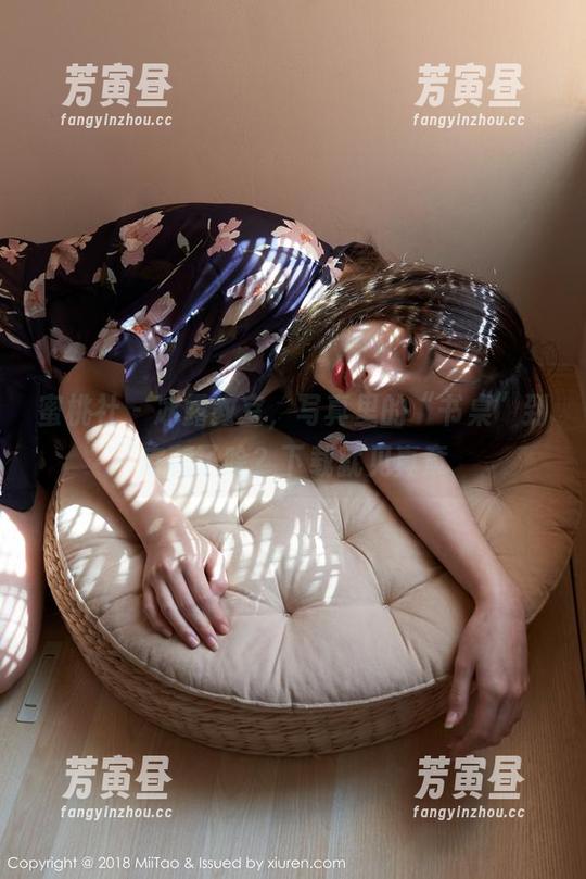 蜜桃社-冰露 蜜桃社 - 冰露教室,写真里的“书桌”到底藏了啥?下载就见真章