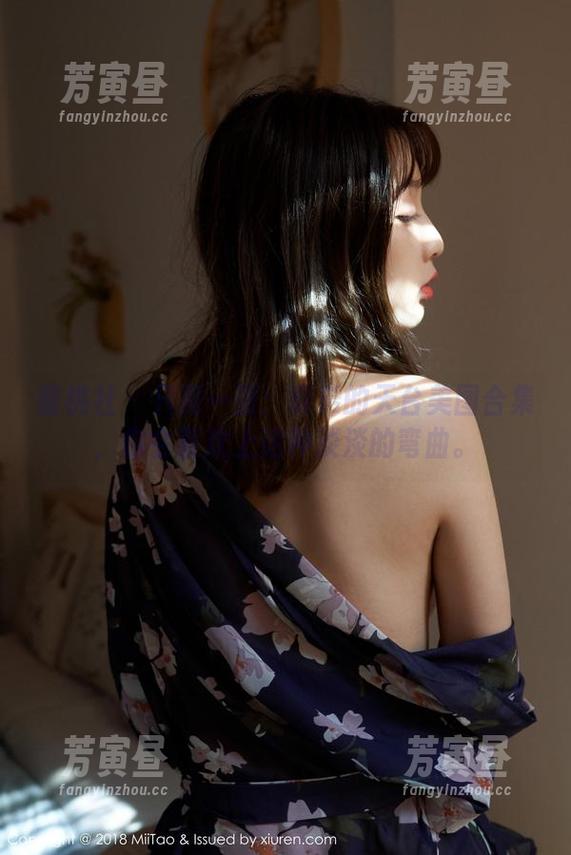 蜜桃社 - 只需一张：真希的天台美图合集，你会喜欢上这种淡淡的弯曲。