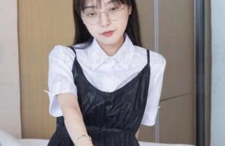 袜啵啵 – 高跟长靴搭配甜甜圈，好想下载一整套作品集，谁可以帮我？