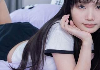 袜啵啵 – 就酱，我的下载列表里又多了一幅稚予的珠光咖丝图片！