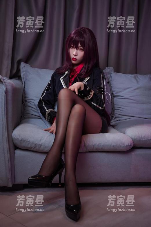 松开了拘束，刷开图集，哦哟，轩萧学姐在酒红色睡衣里的轻盈舞步太迷人了！