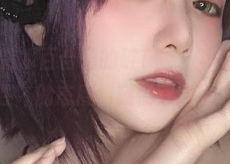 原图看青水百合子的破T恤，似乎有种“随性”的态度，随便穿穿就好？