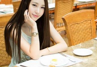 青豆客 – 白裙与光影：看陈嘉嘉Tiffany在美图中起舞