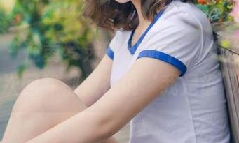 青豆客 – 在黄梦羡的图册中，少女的每一次回眸都似在说‘我是谁’