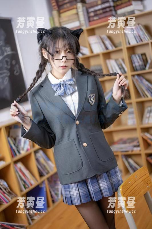 哈哈，香草喵露露成功捕捉了诗羽学姐的睡衣魅力，强烈要求她们再来一组！