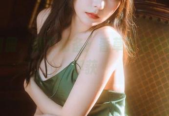 穿上制服，卸下防备：香草喵露露的美图俘获