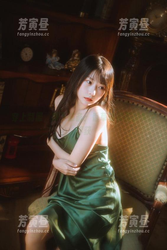 穿上制服，卸下防备：香草喵露露的美图俘获